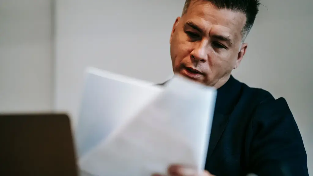 Dirigeant hésitant devant un bouton de contact sur un site internet