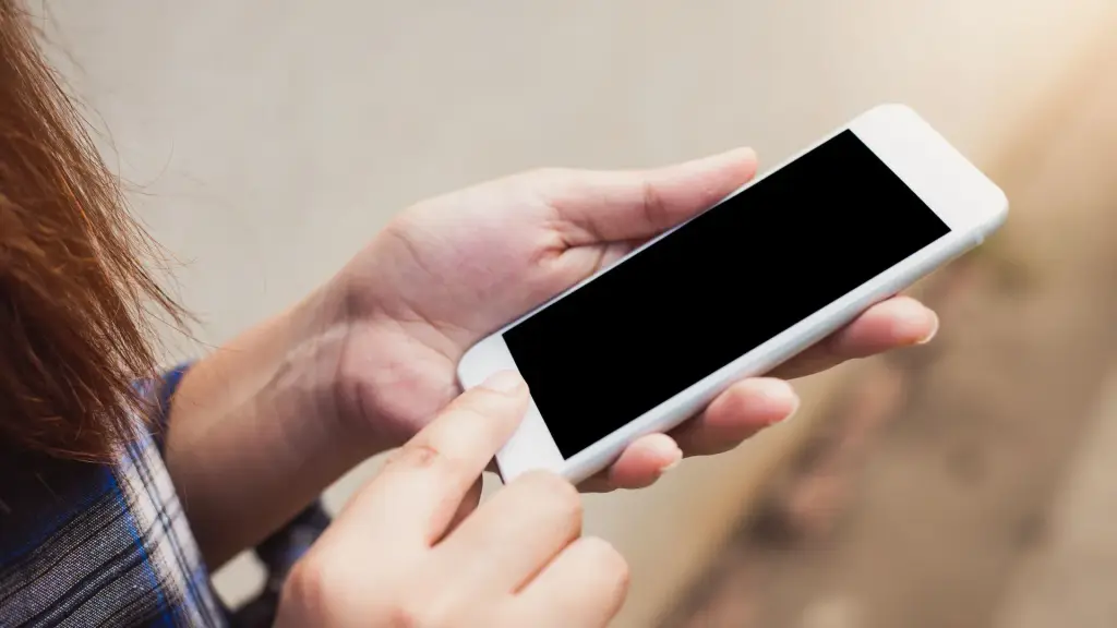 Utilisateur qui appuie du pouce sur un bouton mobile d'un site web