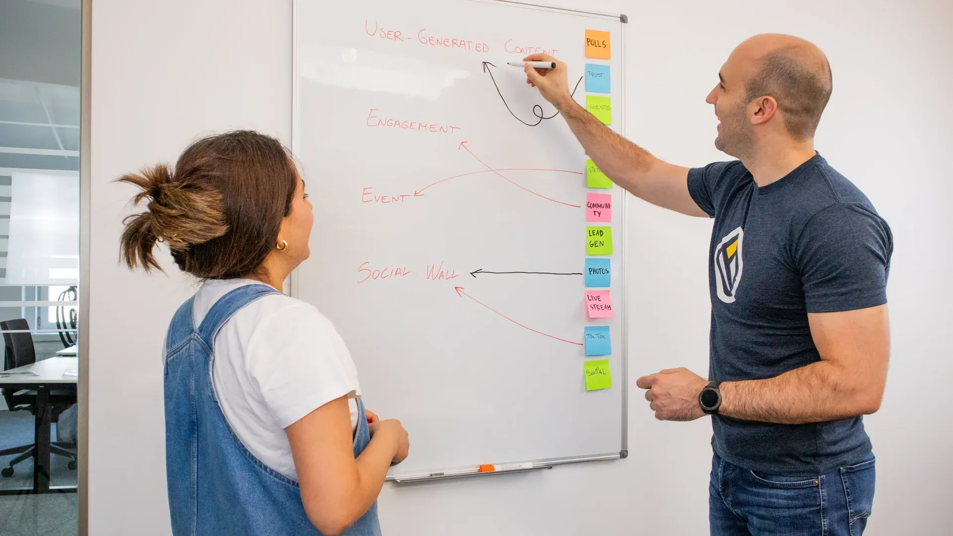 Équipe marketing PME qui définit sa stratégie de mots-clés pour le référencement à Lyon