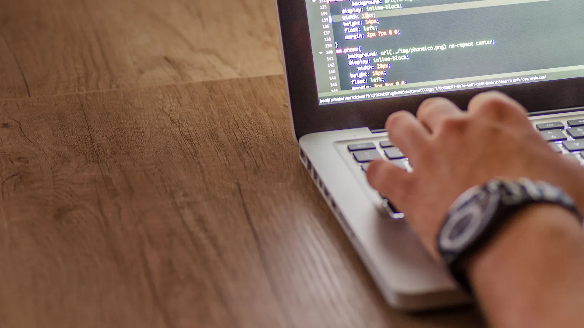 Développeur qui optimise la structure et la vitesse du site pour le référencement