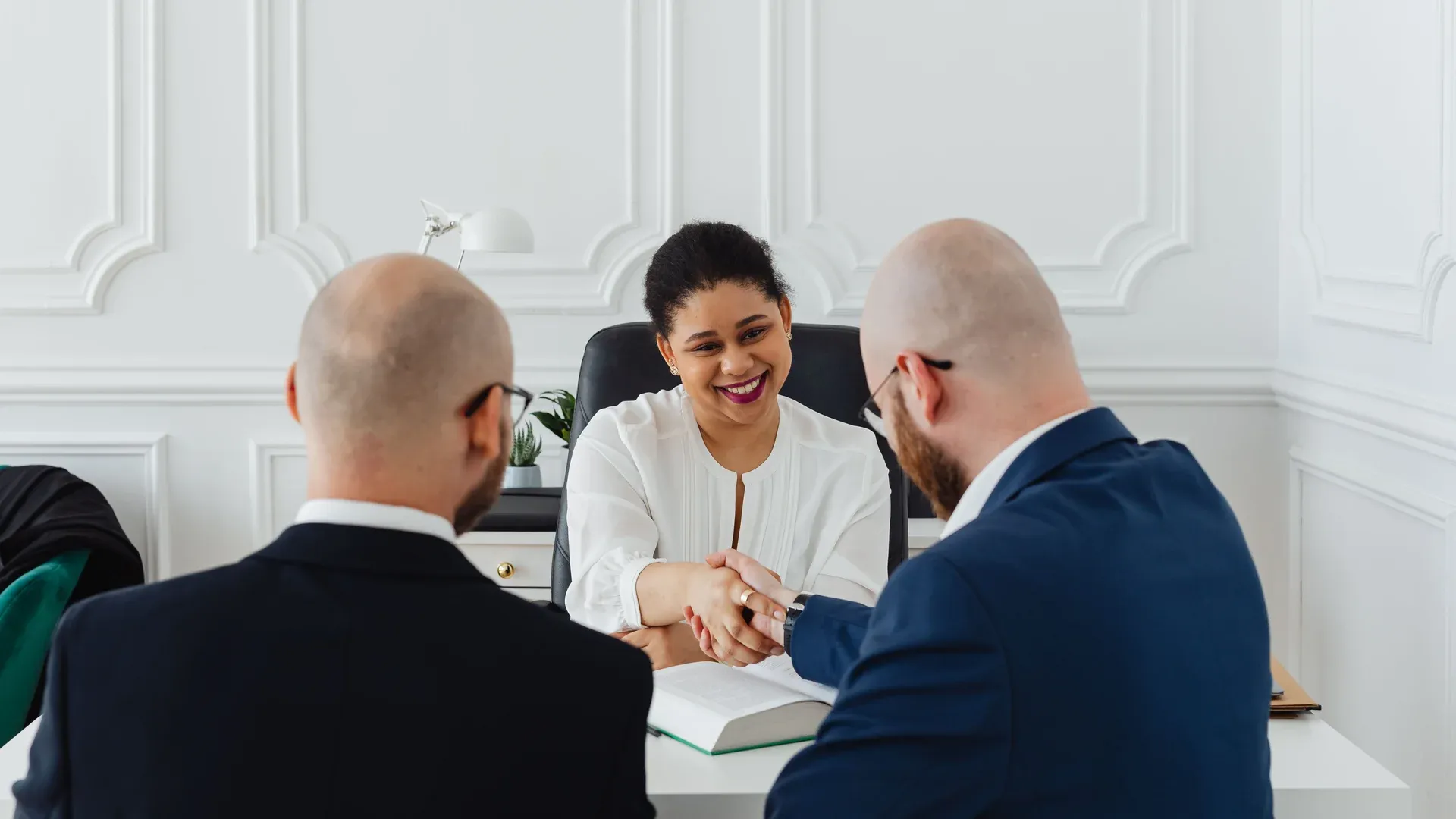 Dirigeant PME qui choisit une agence SEO de confiance lors d'un rendez-vous à Lyon