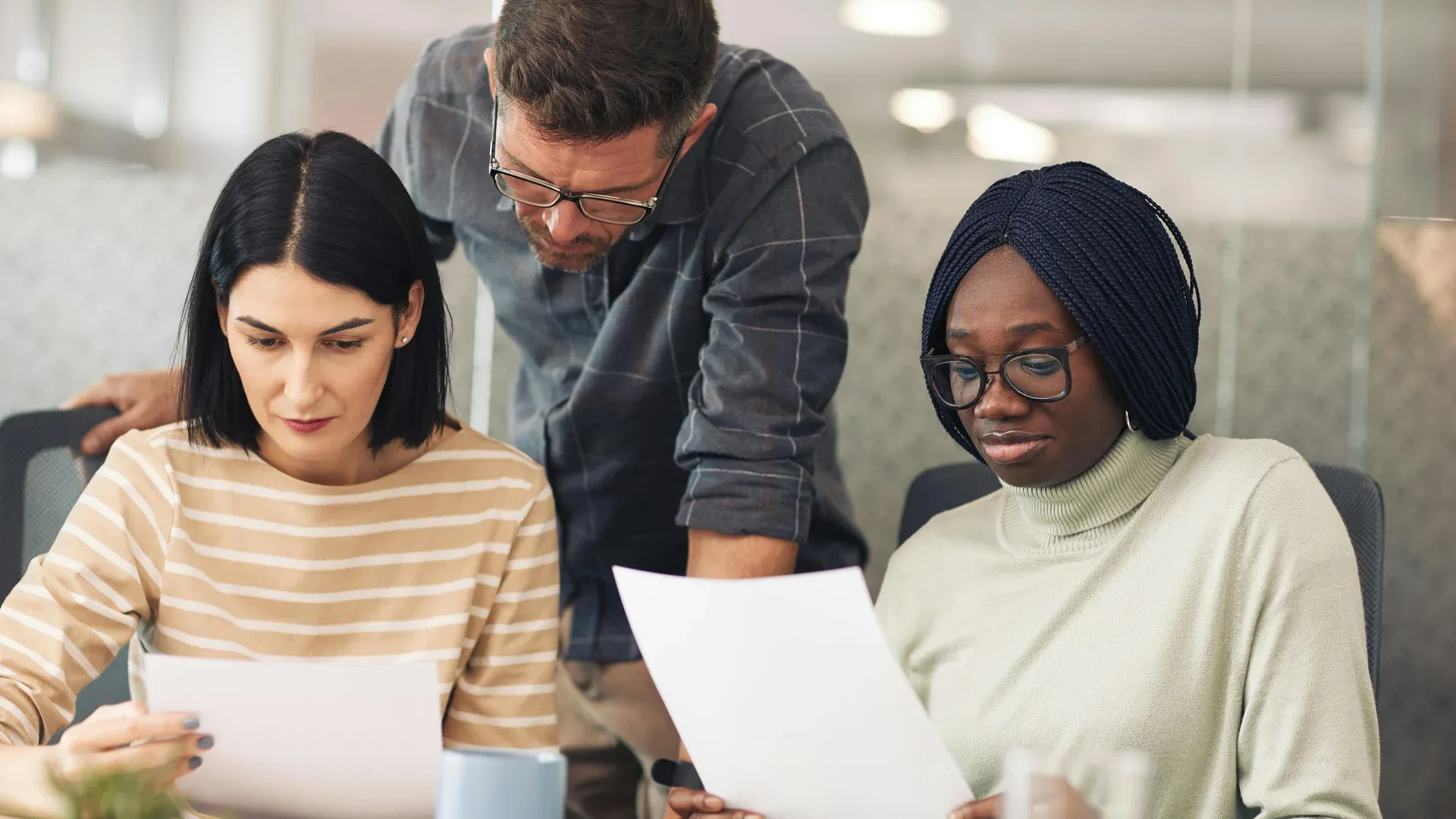 Dirigeante PME qui regarde son site web sur écran avec son équipe