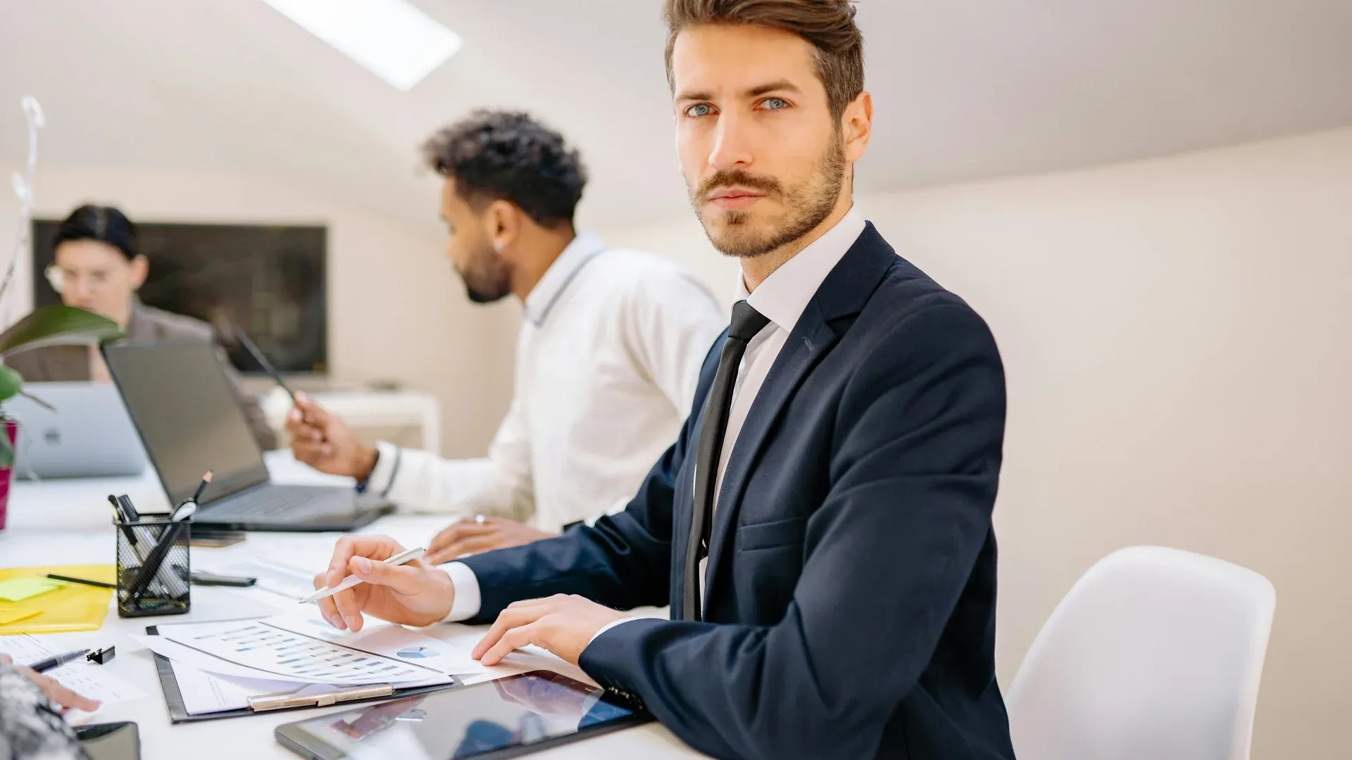 Chef d'entreprise qui audite son site web avec un consultant en agence