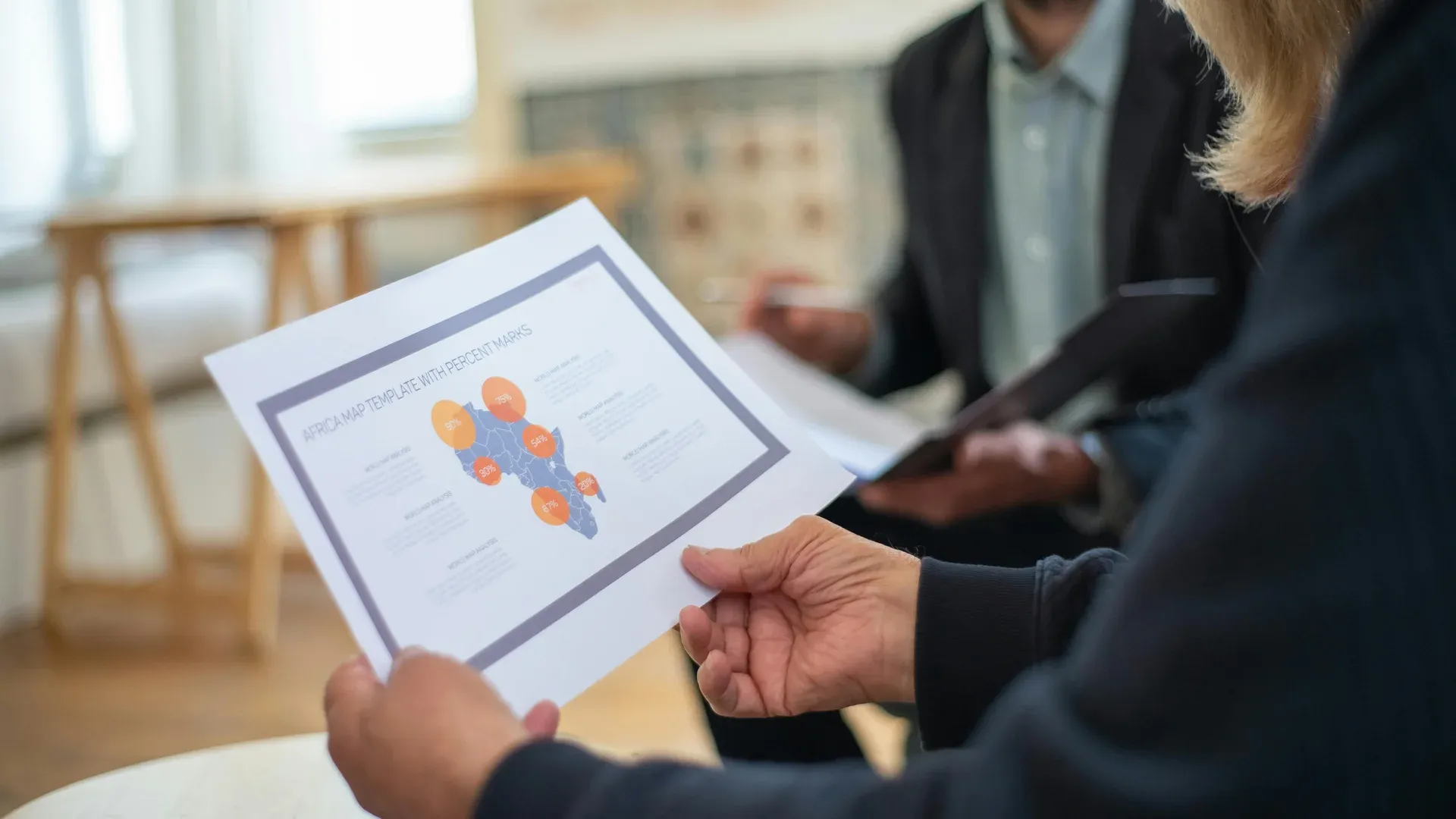 Équipe agence web qui présente une maquette à un client PME en réunion