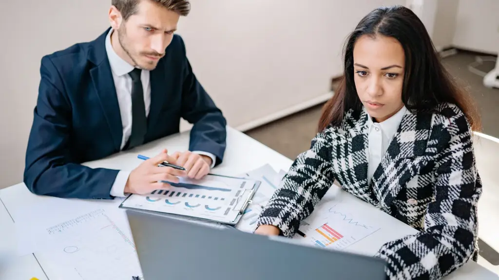 Deux collègues qui vérifient si leur entreprise est concernée par l'obligation d'accessibilité numérique