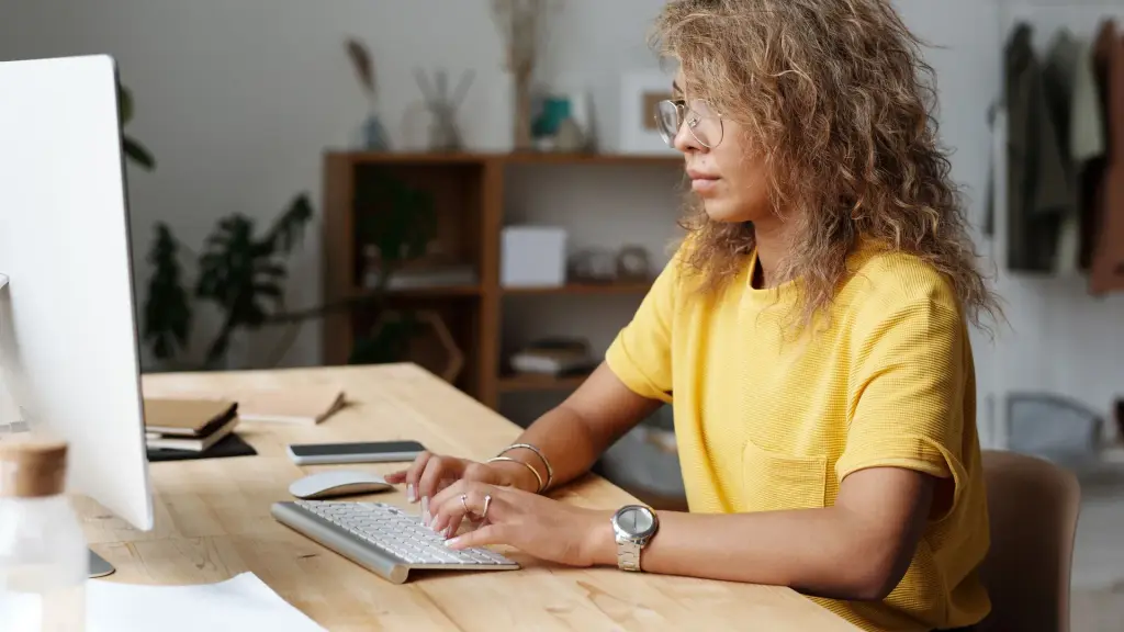 Femme qui navigue au clavier sur un site internet depuis son bureau, comme lors d'un audit RGAA