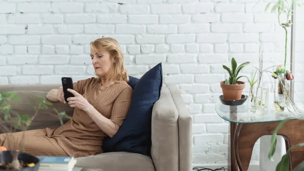 Femme senior qui consulte un site internet sur son smartphone