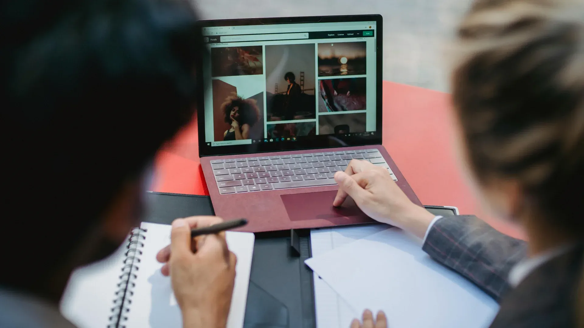 Dirigeant PME examine la proposition d'une agence web sur son ordinateur avec un consultant
