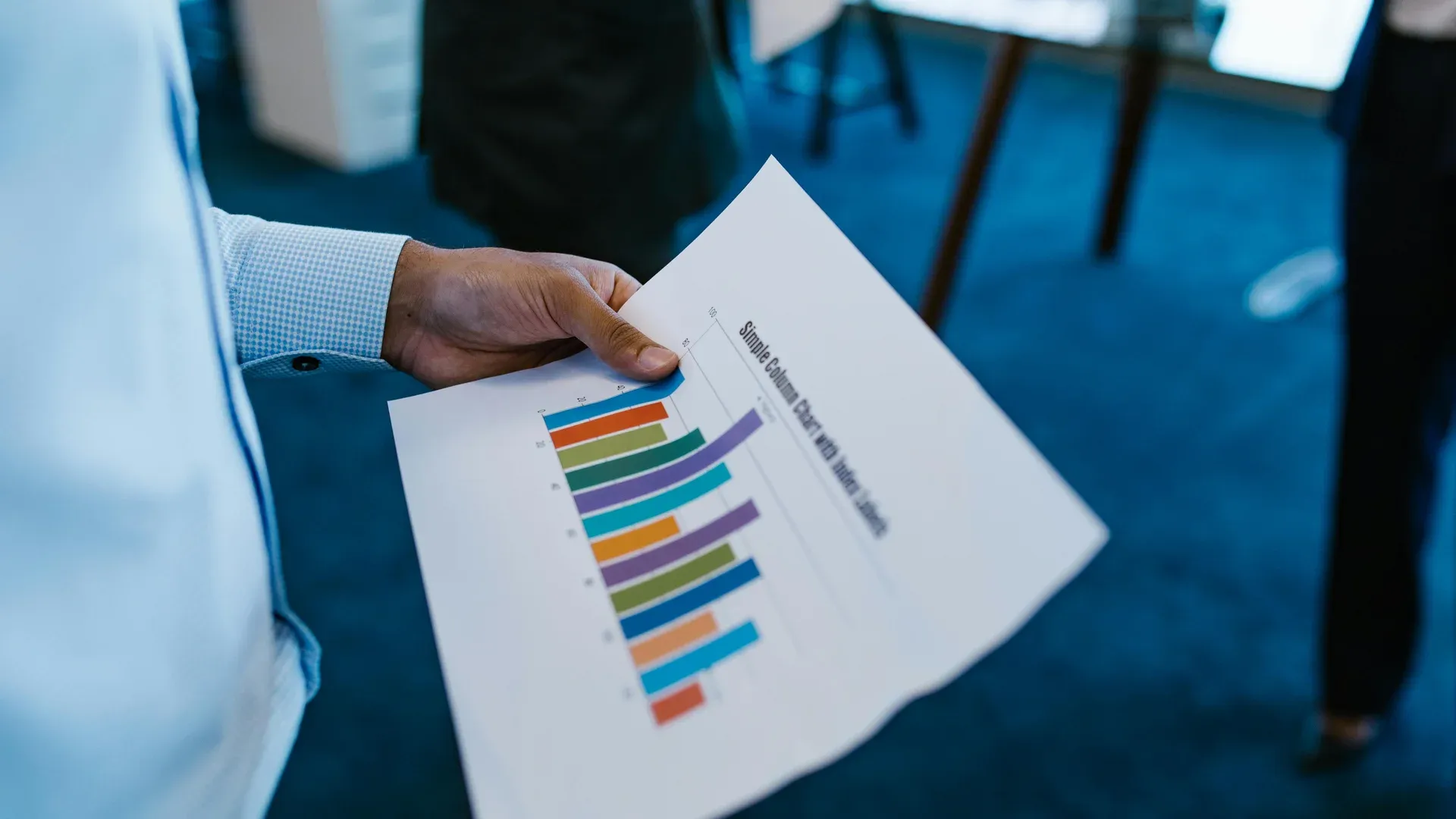 Dirigeant PME analyse les résultats de croissance de son site web avec un tableau de bord