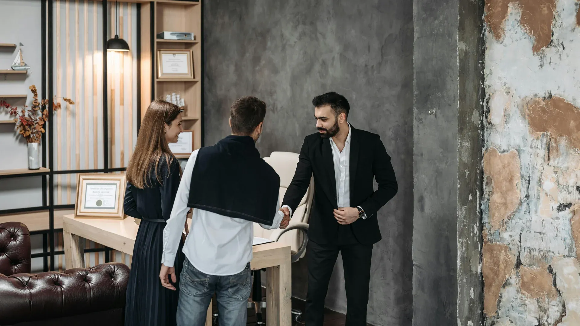 Réunion client-agence web dans un cadre professionnel lyonnais pour valider un projet PME