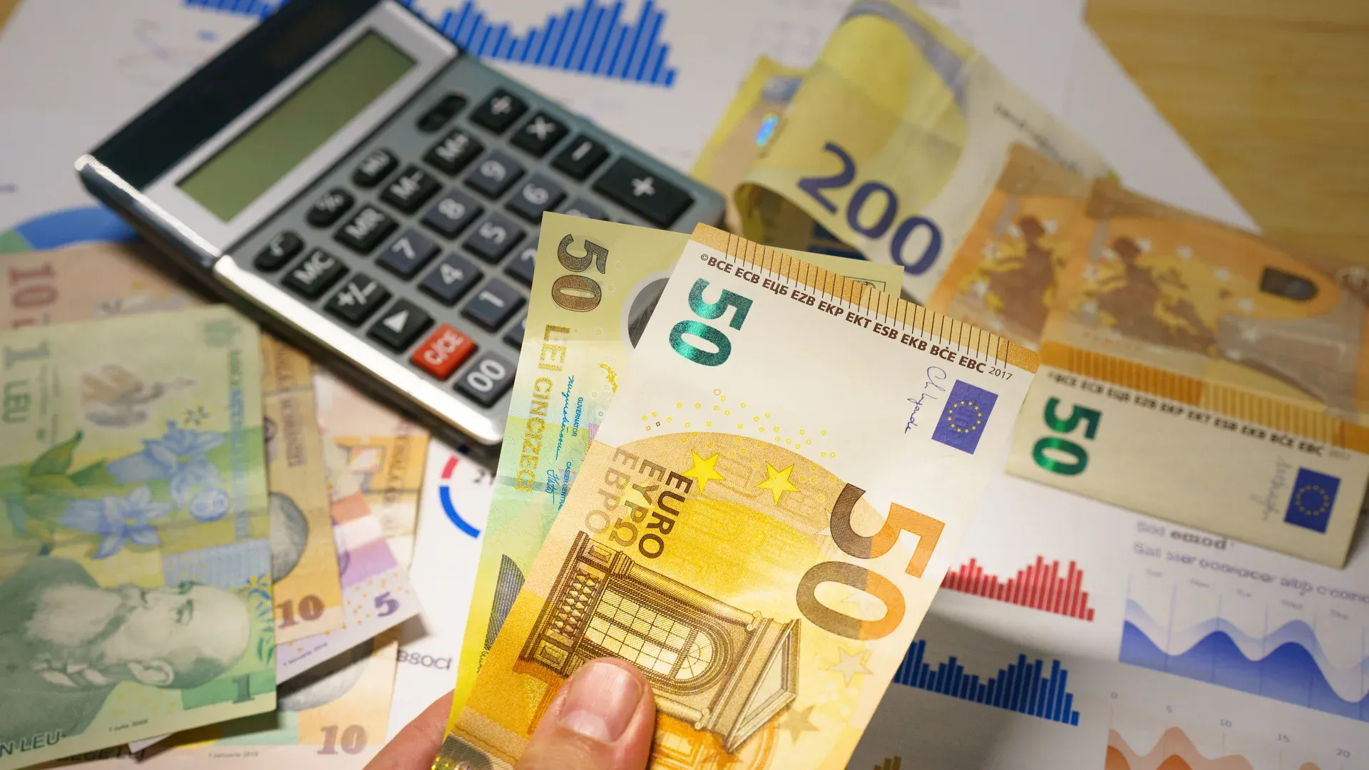 Dirigeante de PME analyse le budget de son projet de site web avec ses factures au bureau