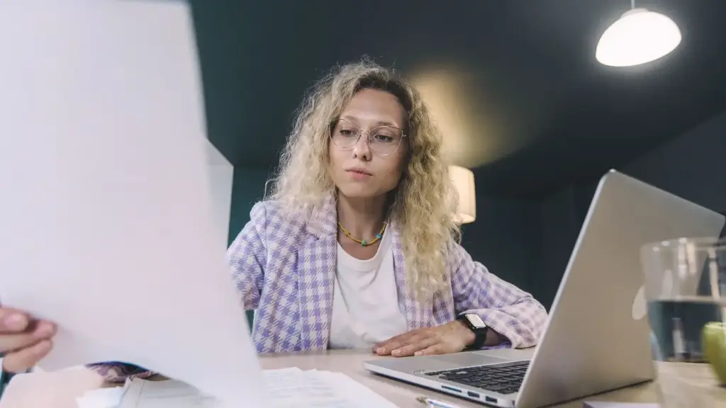 Dirigeante de PME qui passe en revue la liste des pages de son site web