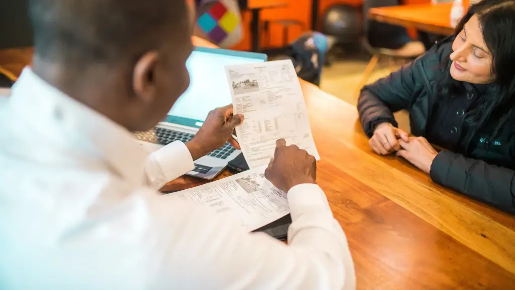 Architecte qui explique à un client les documents de sa mission et le mode de calcul de ses honoraires