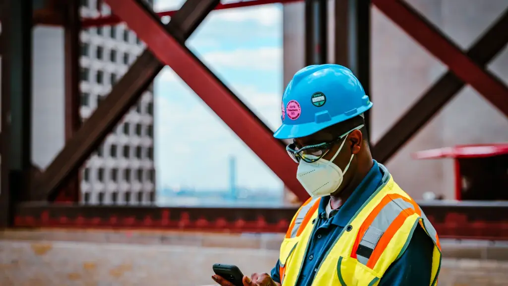 Professionnel sur un chantier qui consulte un site sur son smartphone, là où la vitesse des images compte