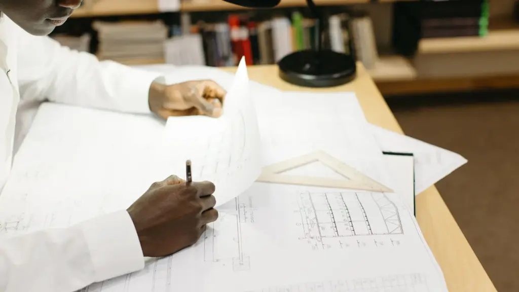 Architecte à son bureau qui vérifie les règles de communication de la profession avant de publier son site