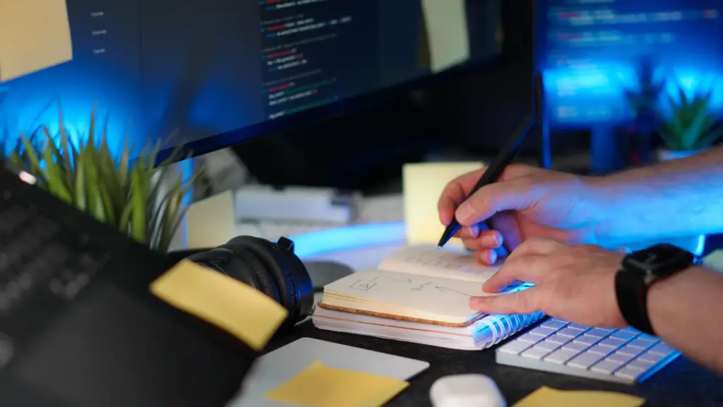 Spécialiste qui vérifie les performances techniques d'un site web sur son écran