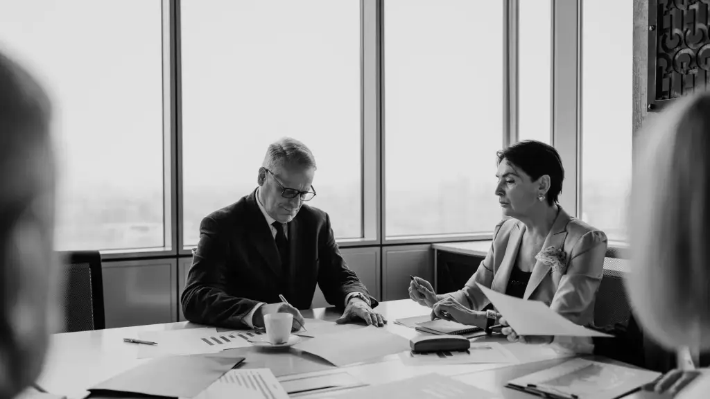 Dirigeant qui relit avec méfiance le rapport d'audit SEO d'un prestataire