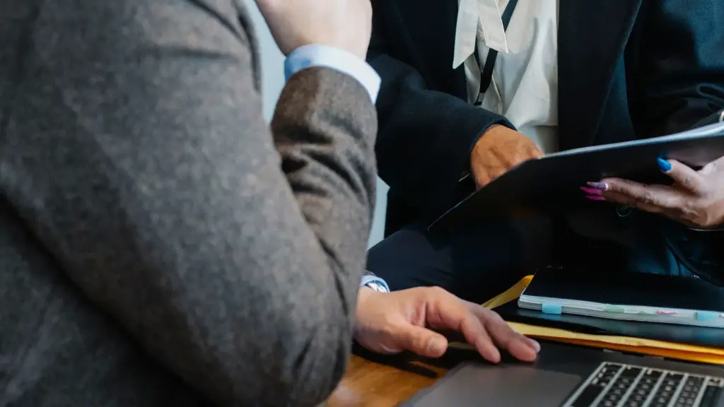 Deux professionnels qui discutent le budget d'une prestation d'audit SEO