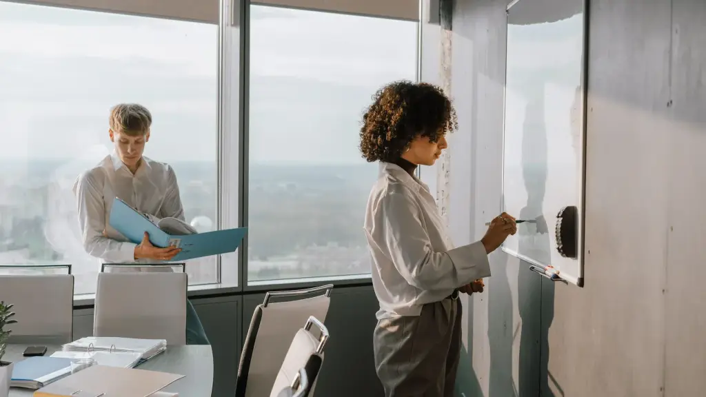 Équipe qui hiérarchise les actions d'un plan SEO sur un tableau blanc