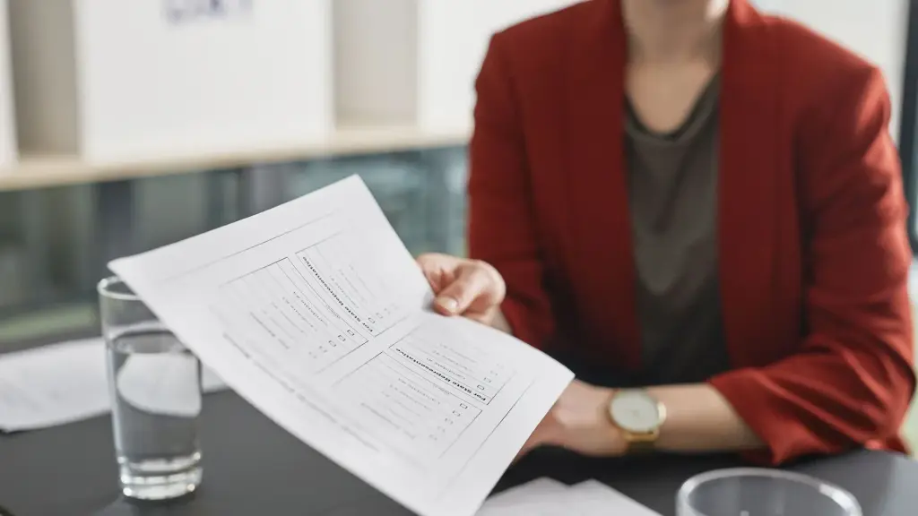 Consultante qui annote un document lors d'une analyse heuristique d'interface