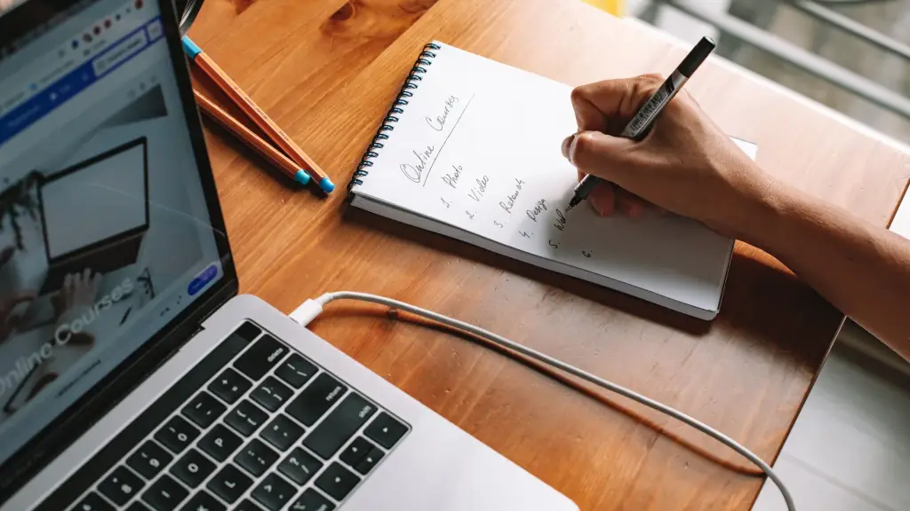 Dirigeant qui remplit une grille d'audit UX sur un carnet devant son ordinateur