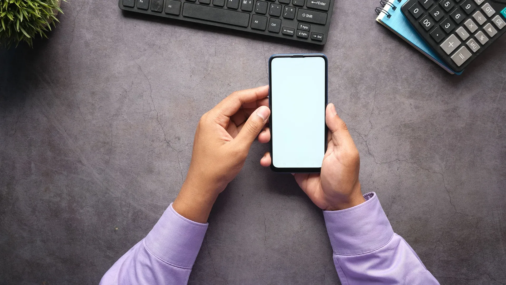 Client prend rendez-vous en ligne avec son avocat depuis son smartphone