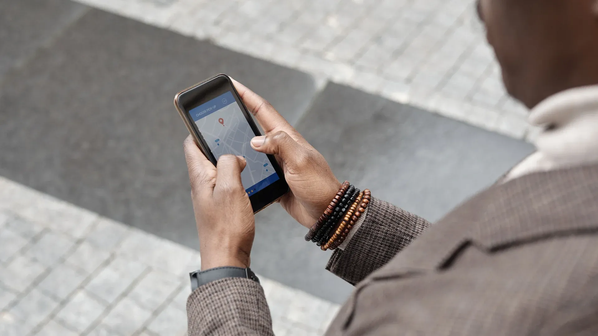 Personne recherche un avocat près de chez elle sur la carte de son téléphone