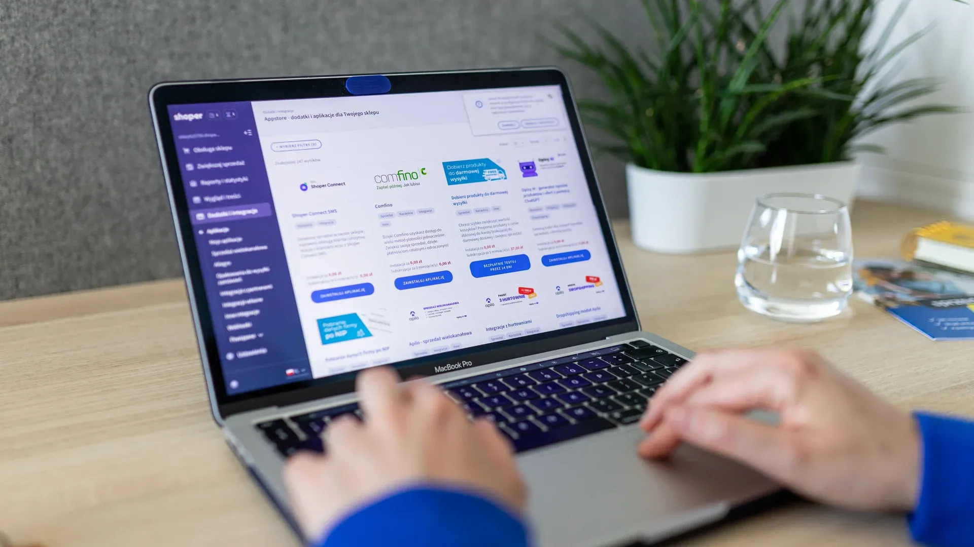 Avocat satisfait consulte le nouveau site moderne de son cabinet