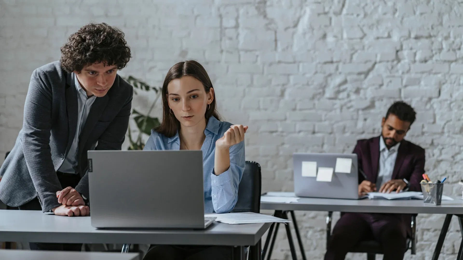 Entrepreneur qui réfléchit à quelle idée de business en ligne lancer en 2026 sur son ordinateur