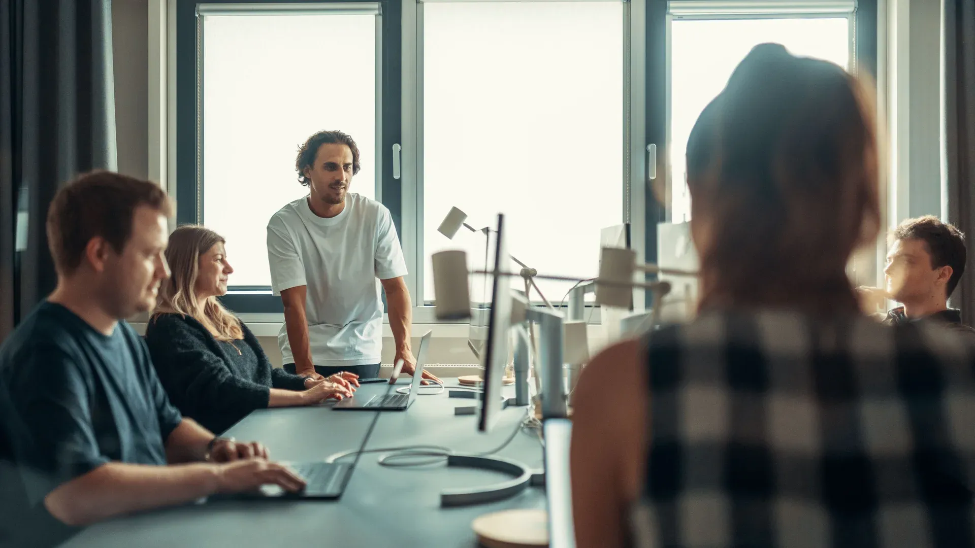 Dirigeante de petite entreprise qui valide une niche rentable pour son business en ligne