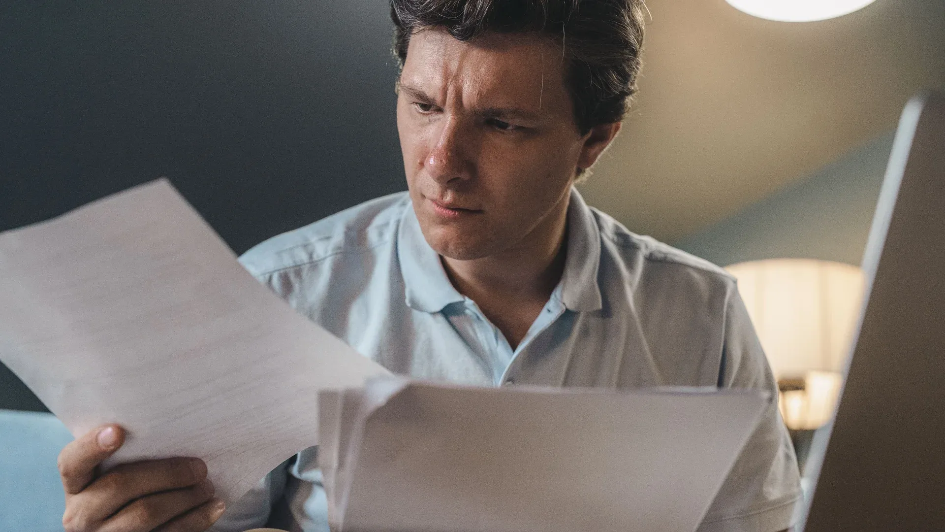 Micro-entrepreneur qui vérifie ses obligations légales et sa déclaration pour son business en ligne