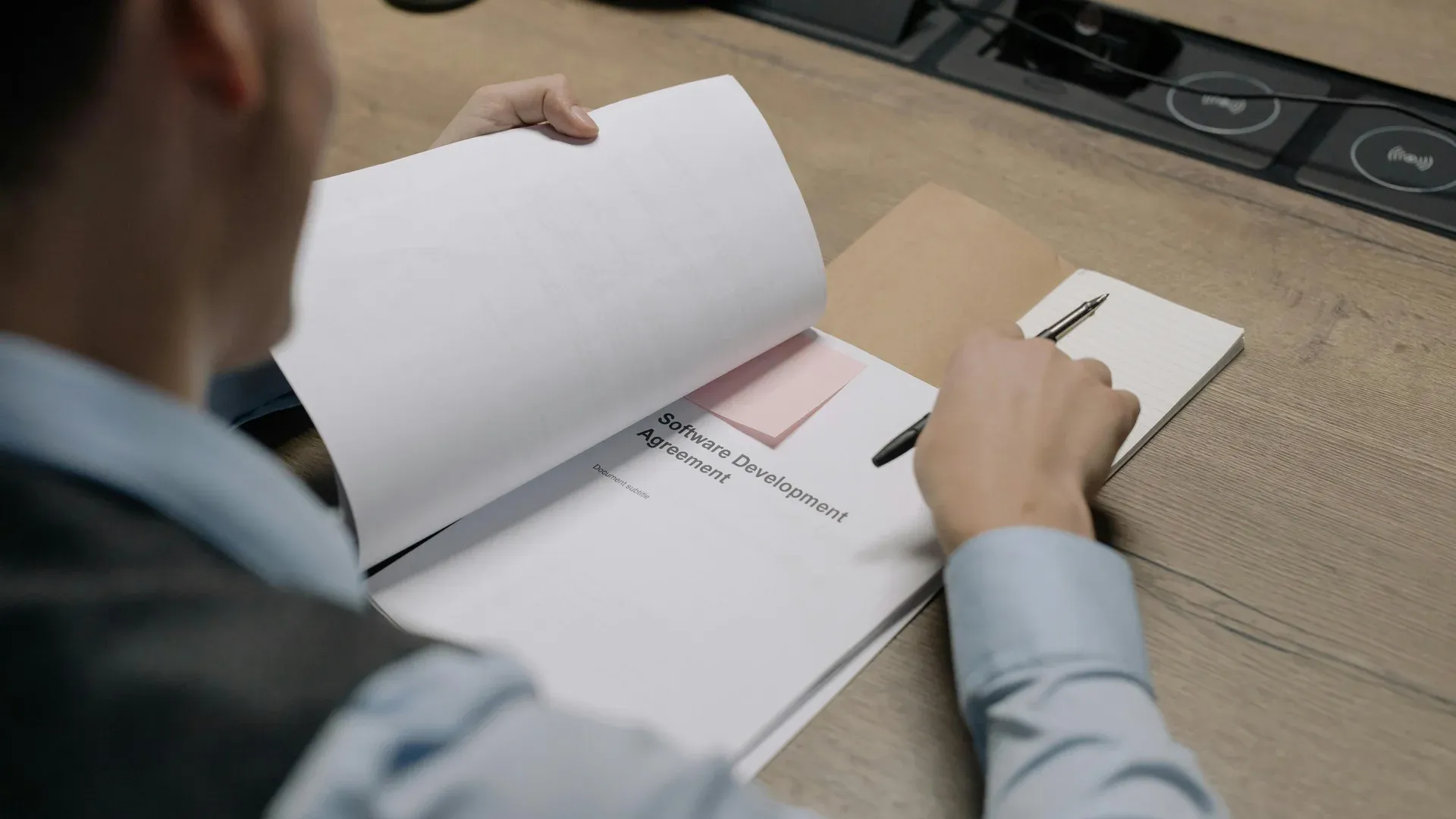 Dirigeant PME relisant les documents d'un cahier des charges pour son projet web