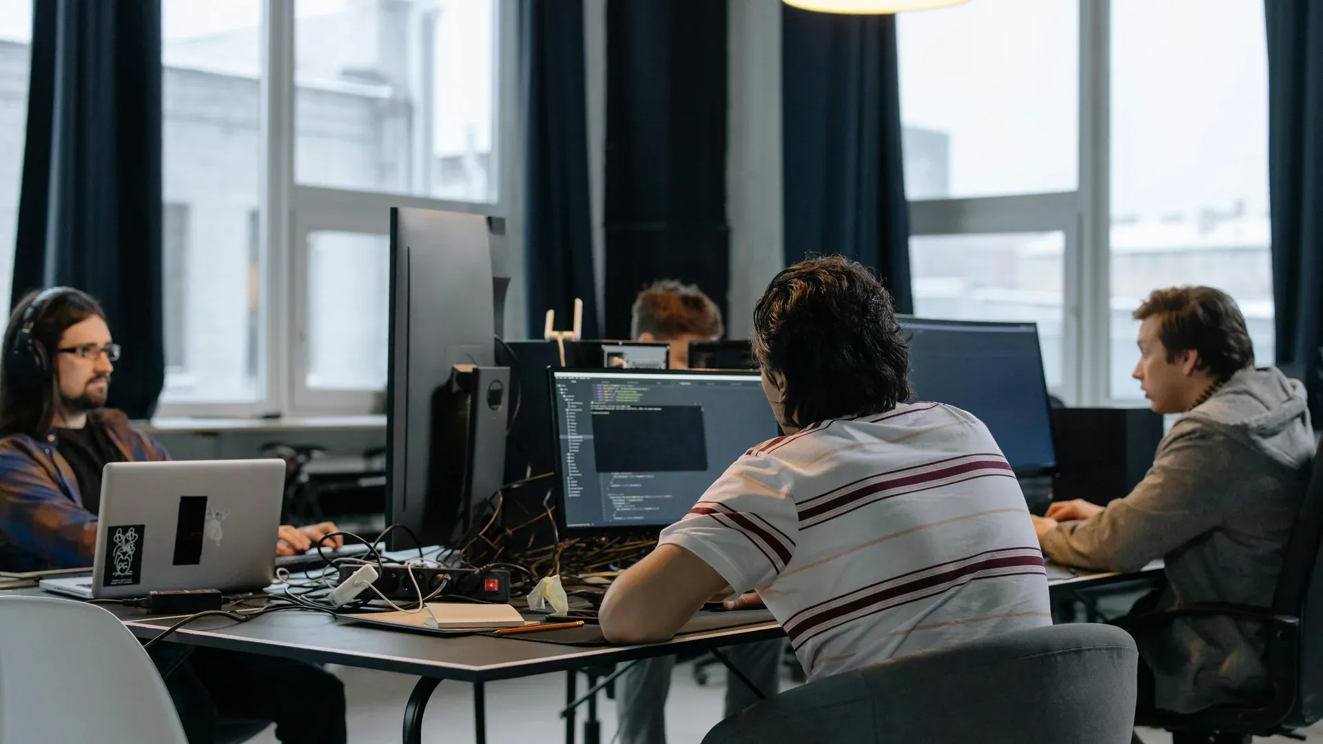Développeurs en phase de développement technique d'un site web sur-mesure avec Strapi et Next.js