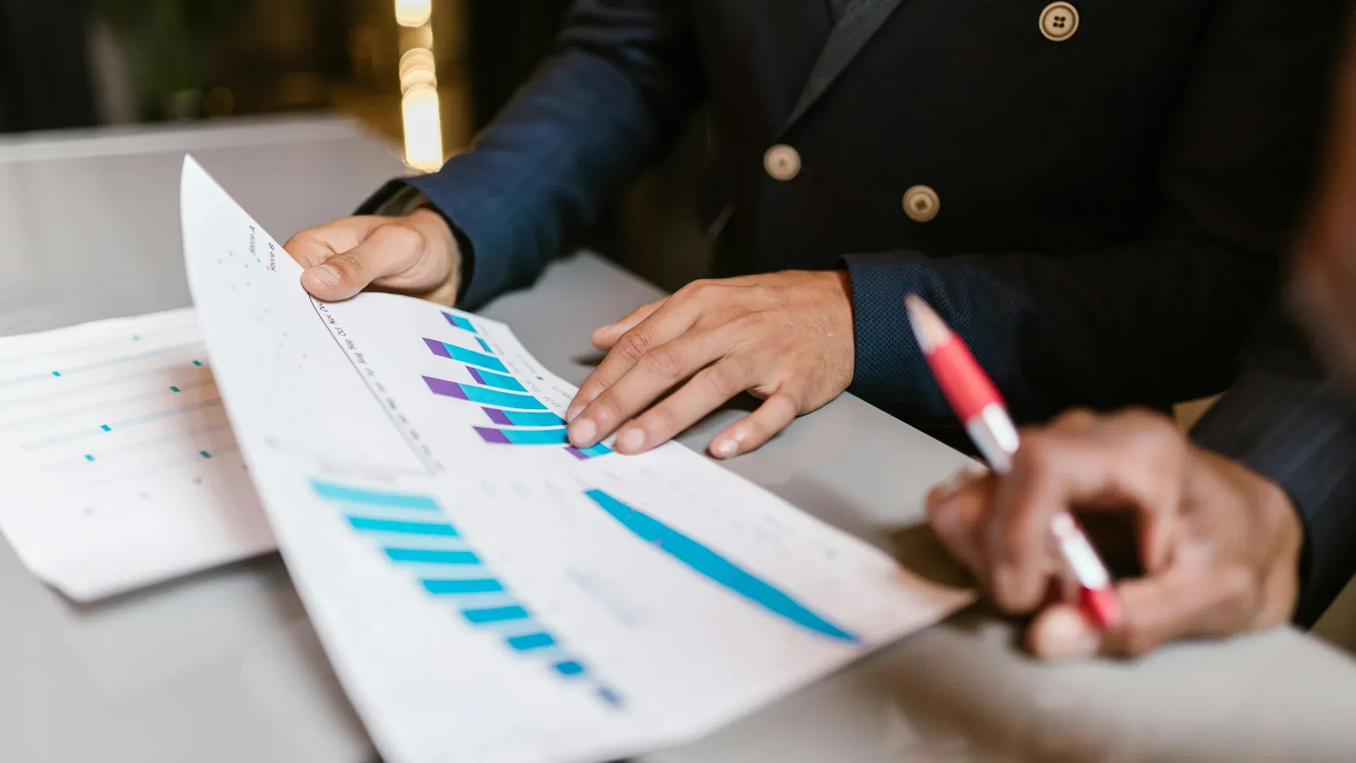 Entrepreneur analysant les résultats et statistiques de son nouveau site web après mise en ligne