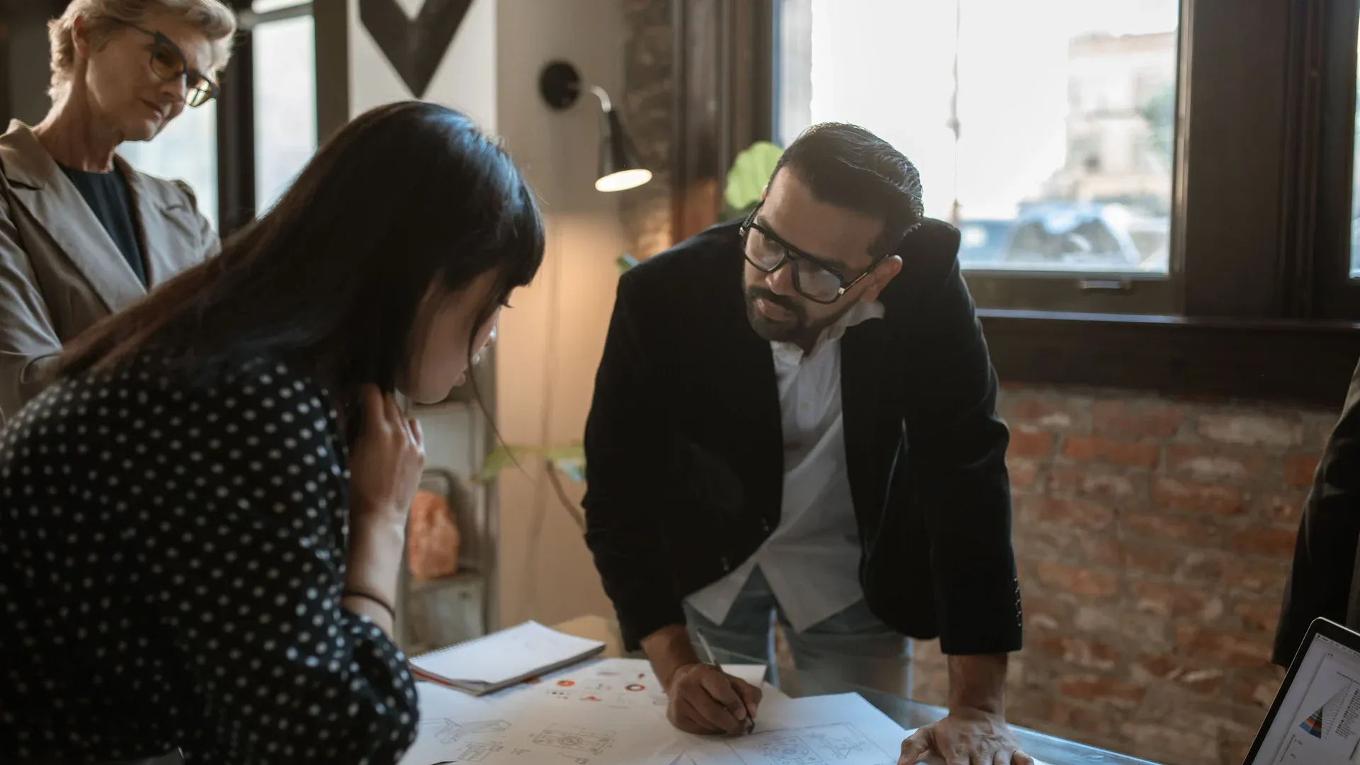 Entrepreneur qui discute le périmètre et le tarif de son site internet avec un prestataire