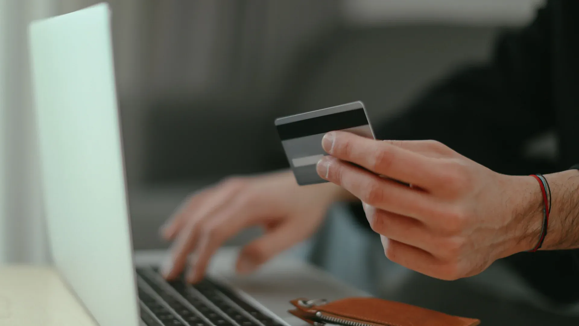 Dirigeant qui règle en ligne la création de son site internet par carte bancaire