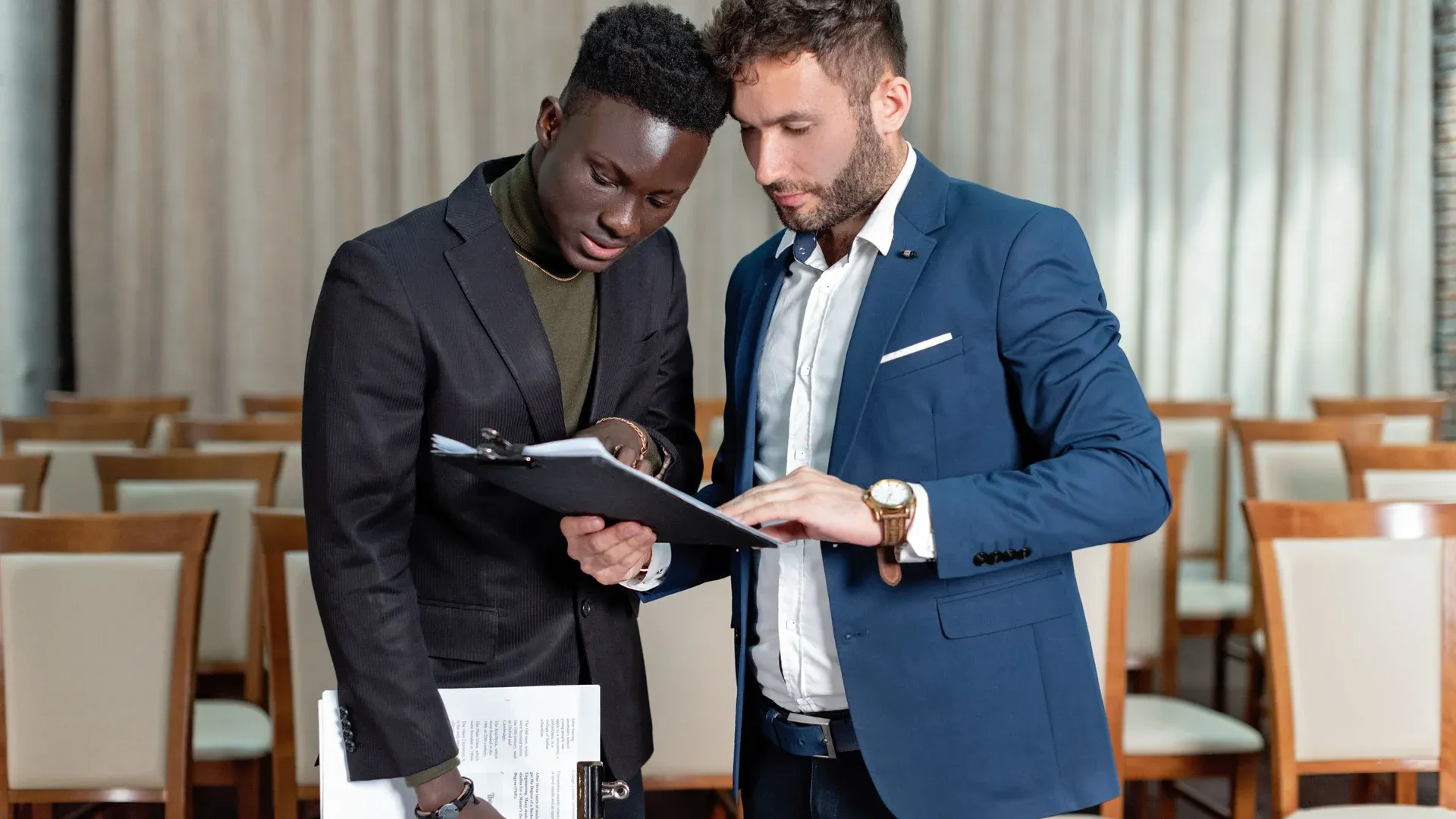 Designer présentant le document de charte graphique à un dirigeant de PME