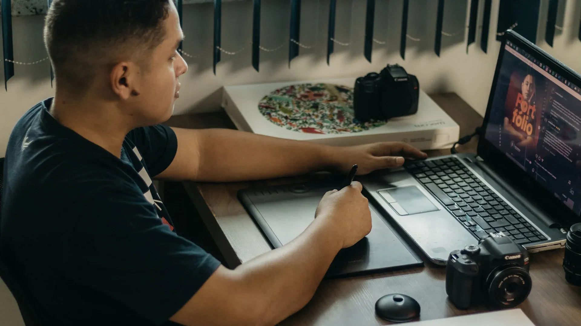 Graphiste travaillant sur les couleurs et la typographie d'une marque
