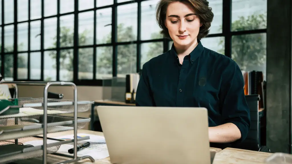 Dirigeante de PME étudiant le budget d'une charte graphique