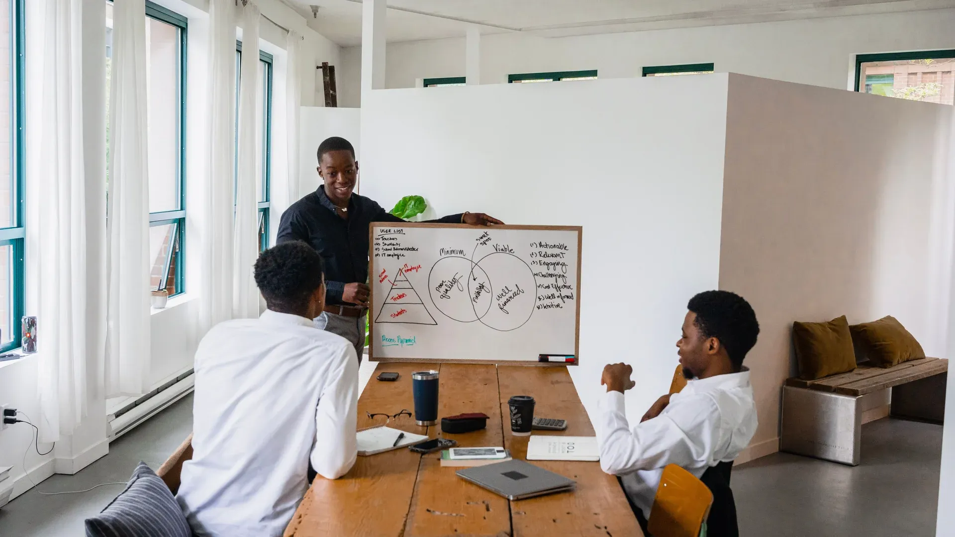 Dirigeant briefant une agence créative pour sa charte graphique