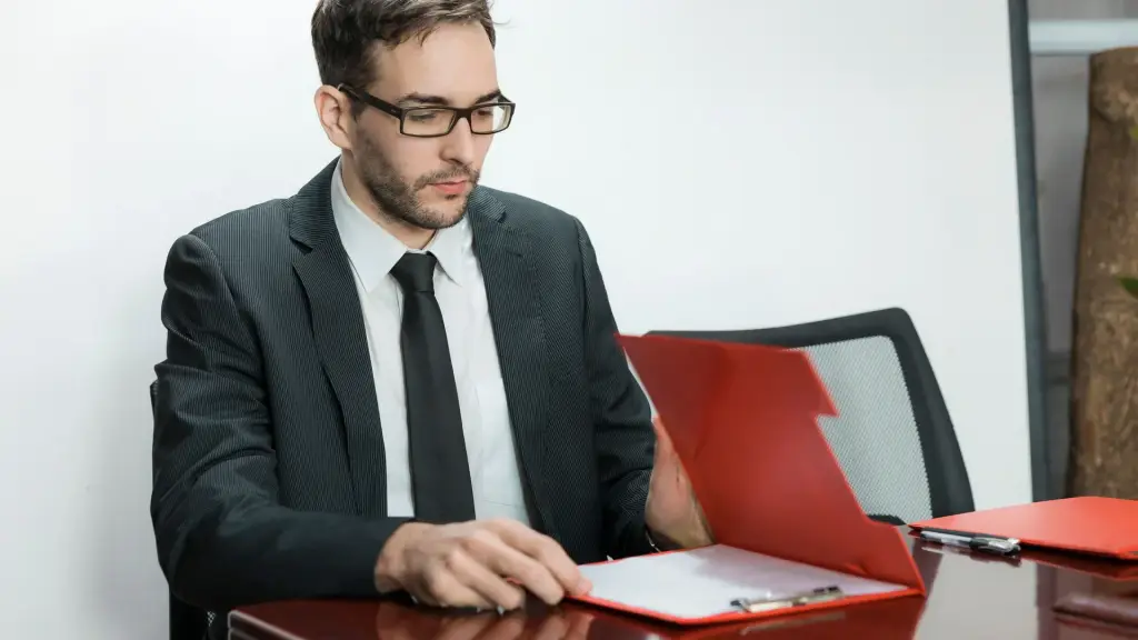 Expert-comptable qui relit les règles de communication de sa profession avant de valider son site