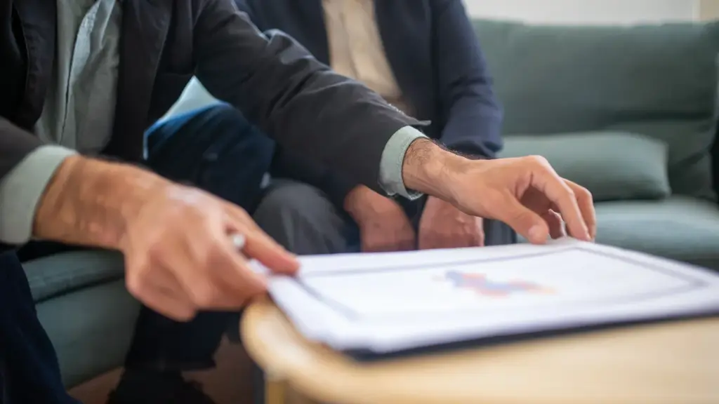Dirigeant de TPE qui échange avec son expert-comptable autour de ses documents de gestion