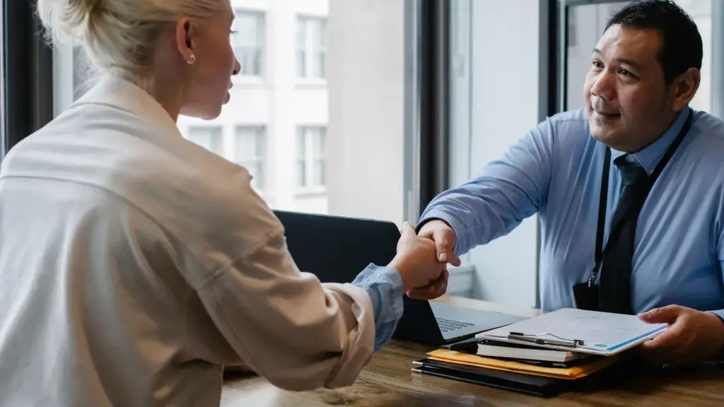 Expert comptable qui accueille un client dans les bureaux de son cabinet