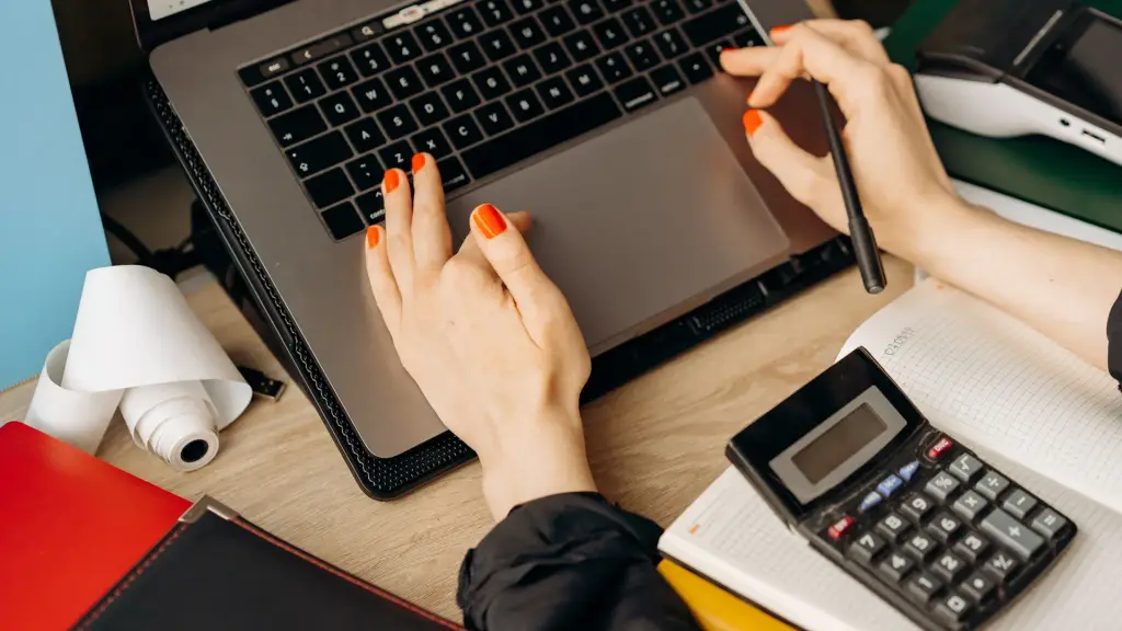 Collaboratrice d'un cabinet comptable qui prépare un dossier client sur son ordinateur portable