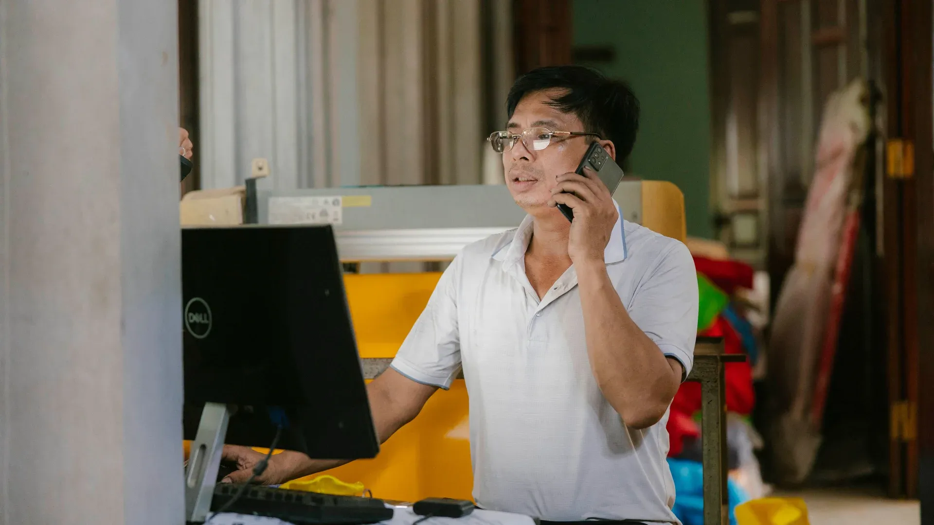 Artisan électricien qui répond à un appel client reçu grâce à son site internet