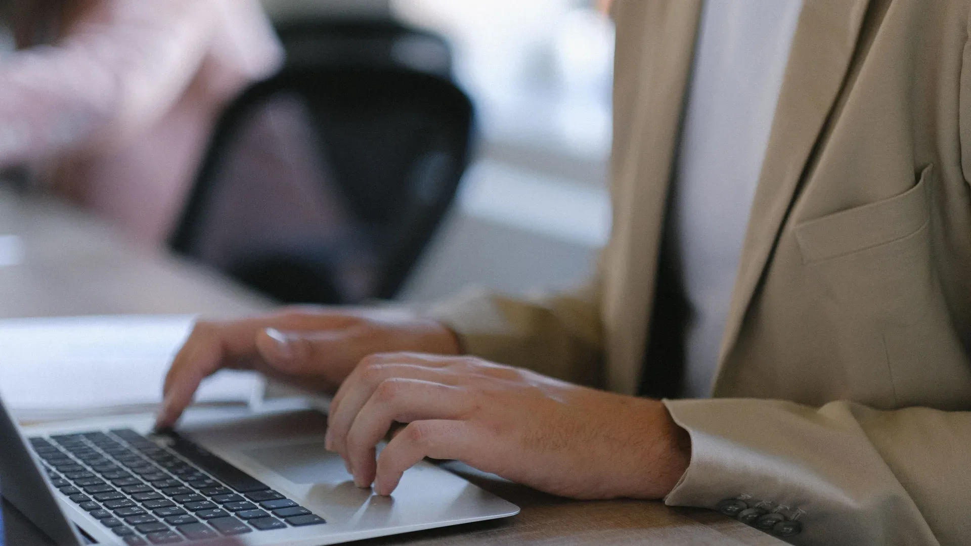 Artisan qui consulte ses avis Google et sa fiche établissement sur un ordinateur portable