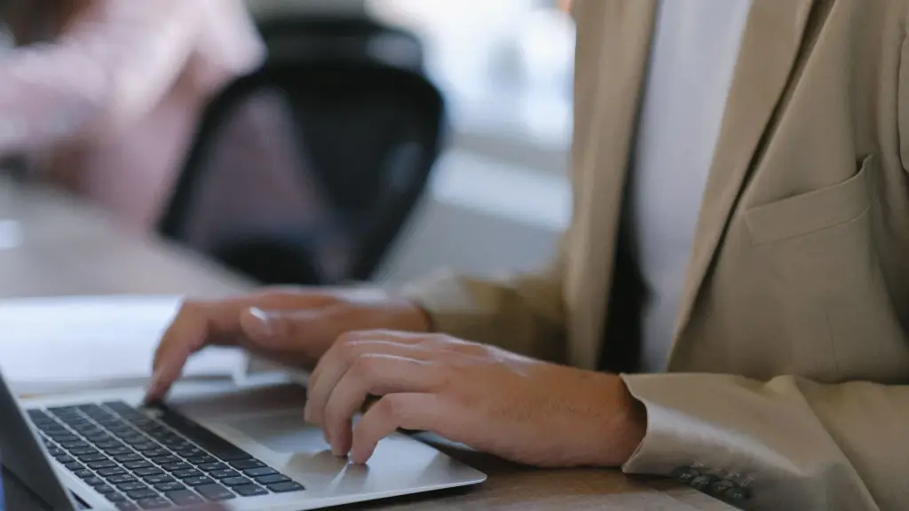 Mains sur le clavier d'un ordinateur portable, en vue rapprochée