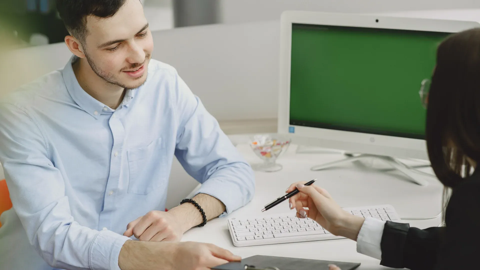 Agent immobilier qui utilise son logiciel de transaction immobilière