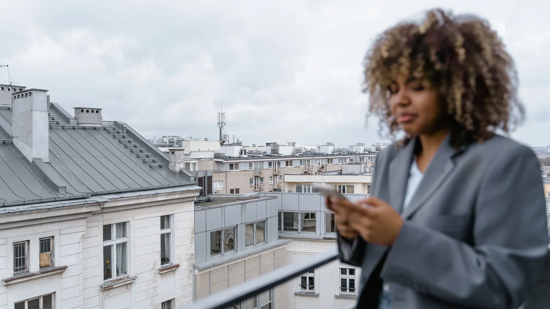 Acheteur qui recherche un bien immobilier sur son téléphone mobile