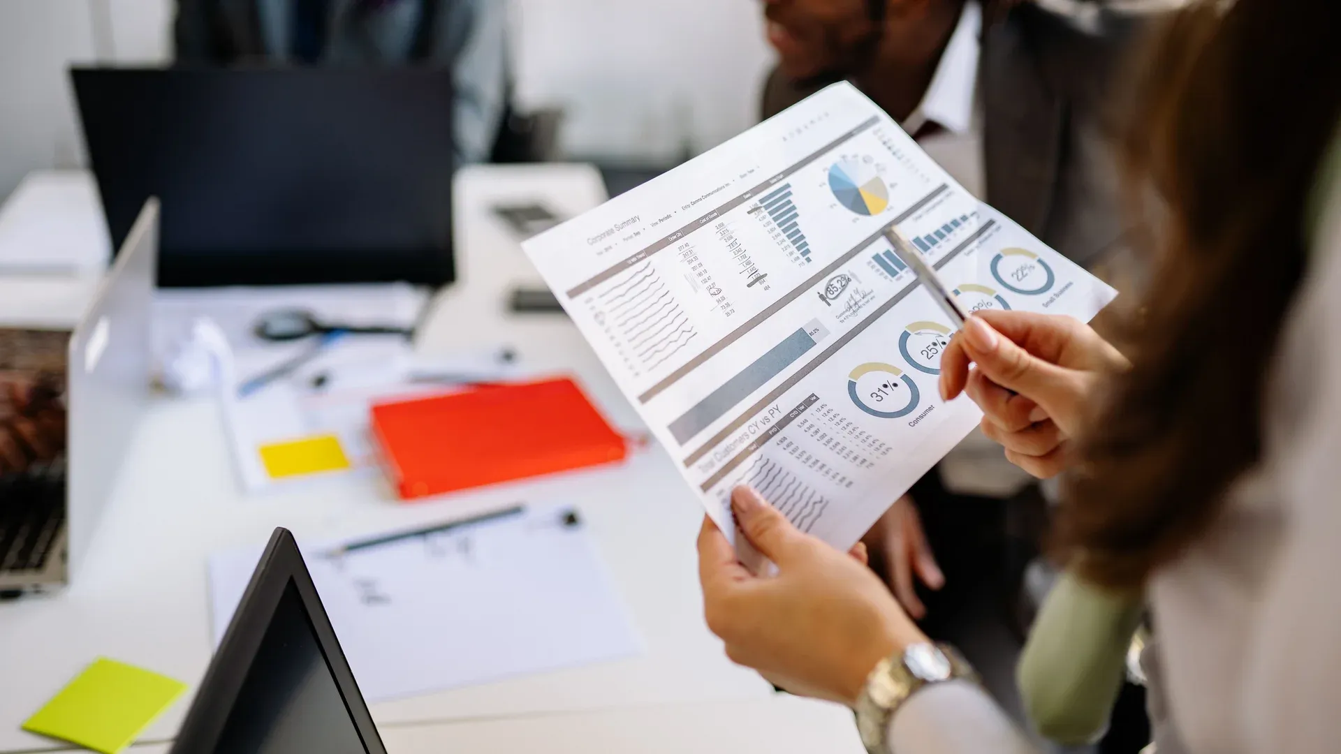 Dirigeante analyse les demandes générées par le site de son entreprise